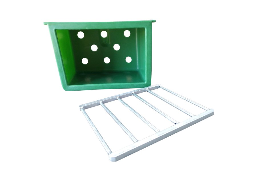 Comedero Caballo Para Forraje Con Rejilla 70L | Cuadras para caballos