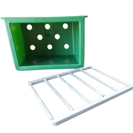 Comedero Caballo Para Forraje Con Rejilla 70L | Cuadras para caballos