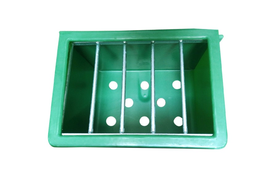 Comedero Caballo Para Forraje Con Rejilla 70L | Cuadras para caballos