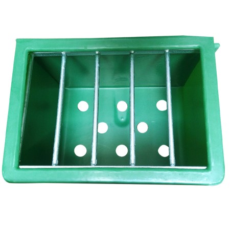 Comedero Caballo Para Forraje Con Rejilla 70L | Cuadras para caballos