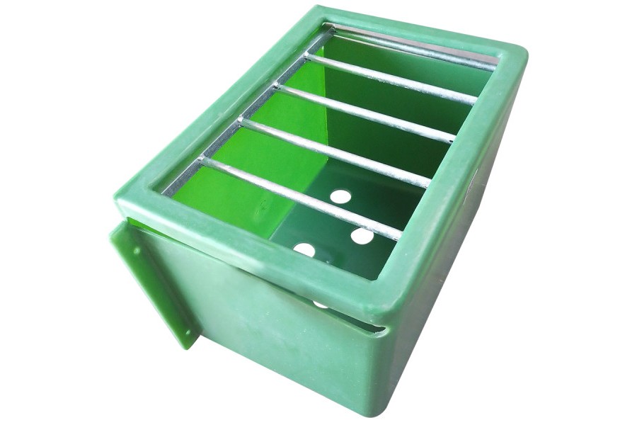 Comedero Caballo Para Forraje Con Rejilla 70L | Cuadras para caballos